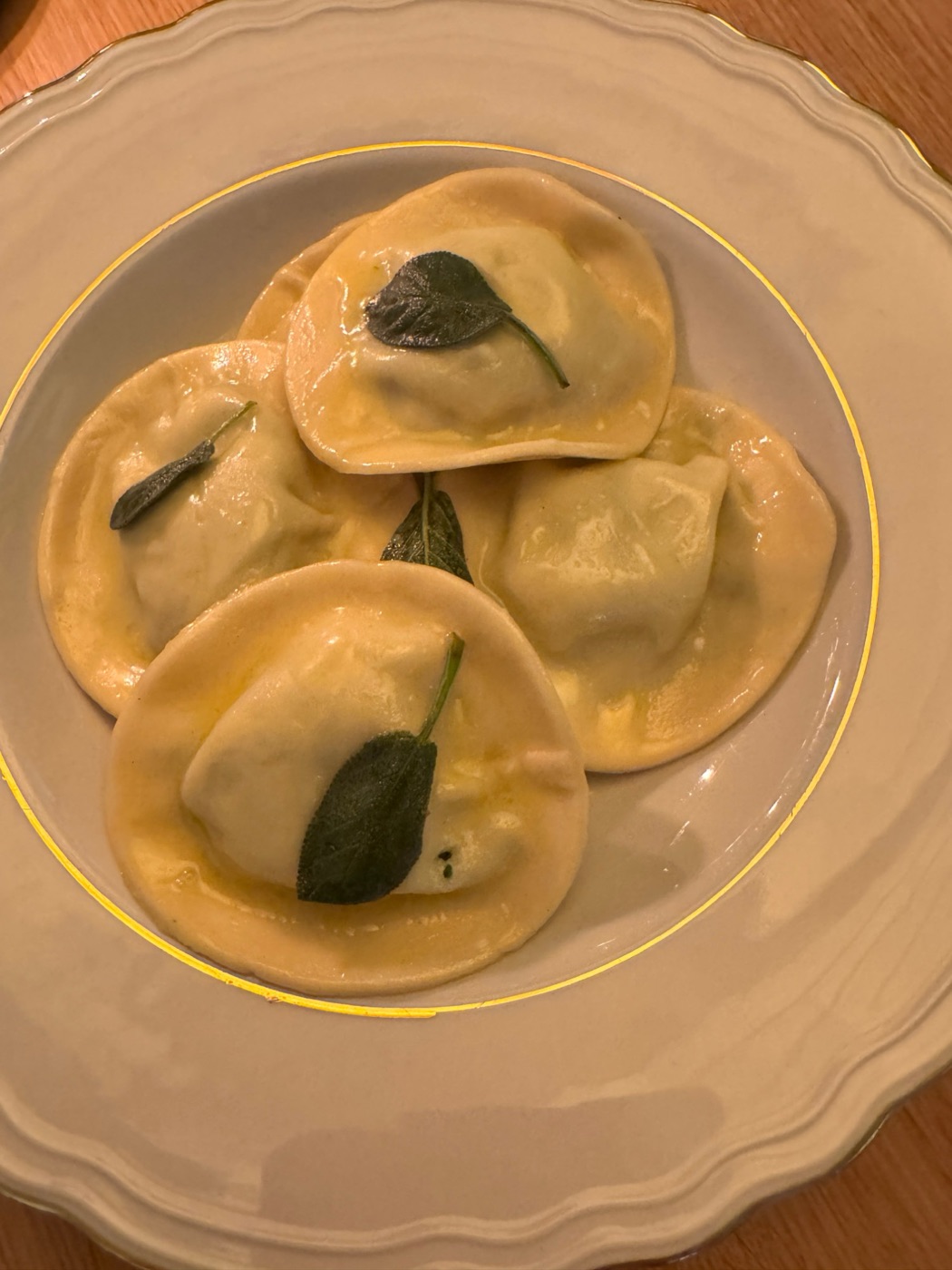 Zelfgemaakte ravioli met salie en boter